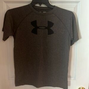 Under Armor T-shirt boys size ylg like new in grey